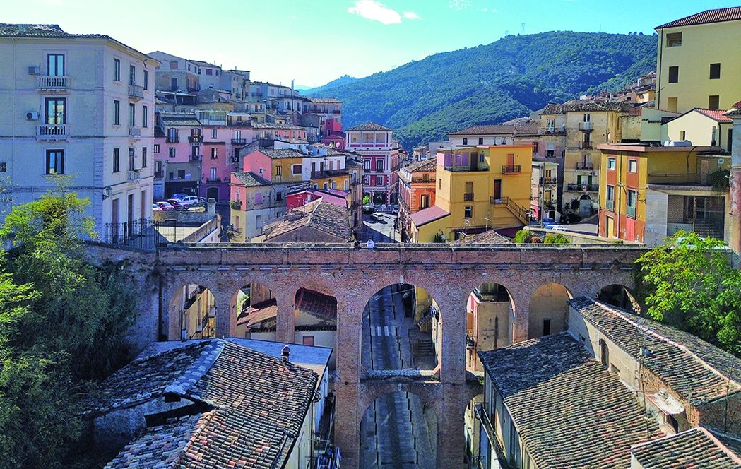 Il Ponte Canale nel centro storico di Corigliano