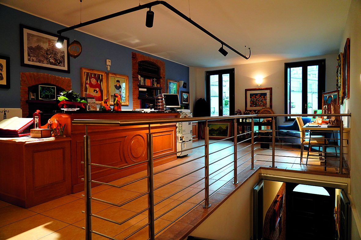 La reception con il banco di accoglienza e il bookshop