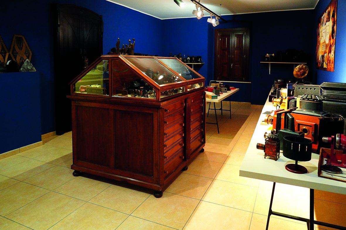 La Sala 6 con le vetrine delle macchine del precinema