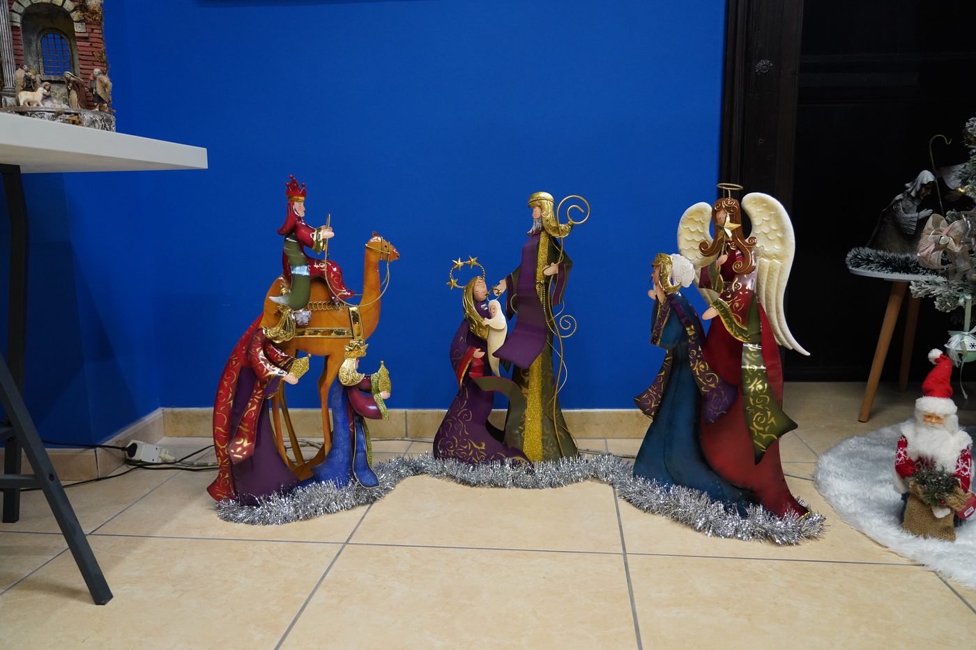 Figure di Re Magi e angeli su fondo blu