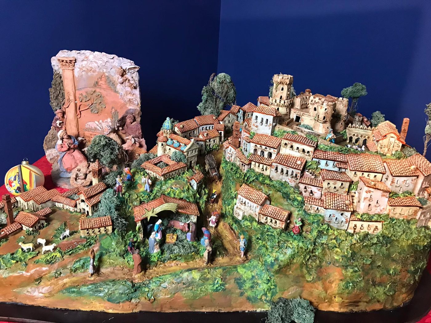 Modello in ceramica del borgo con il castello
