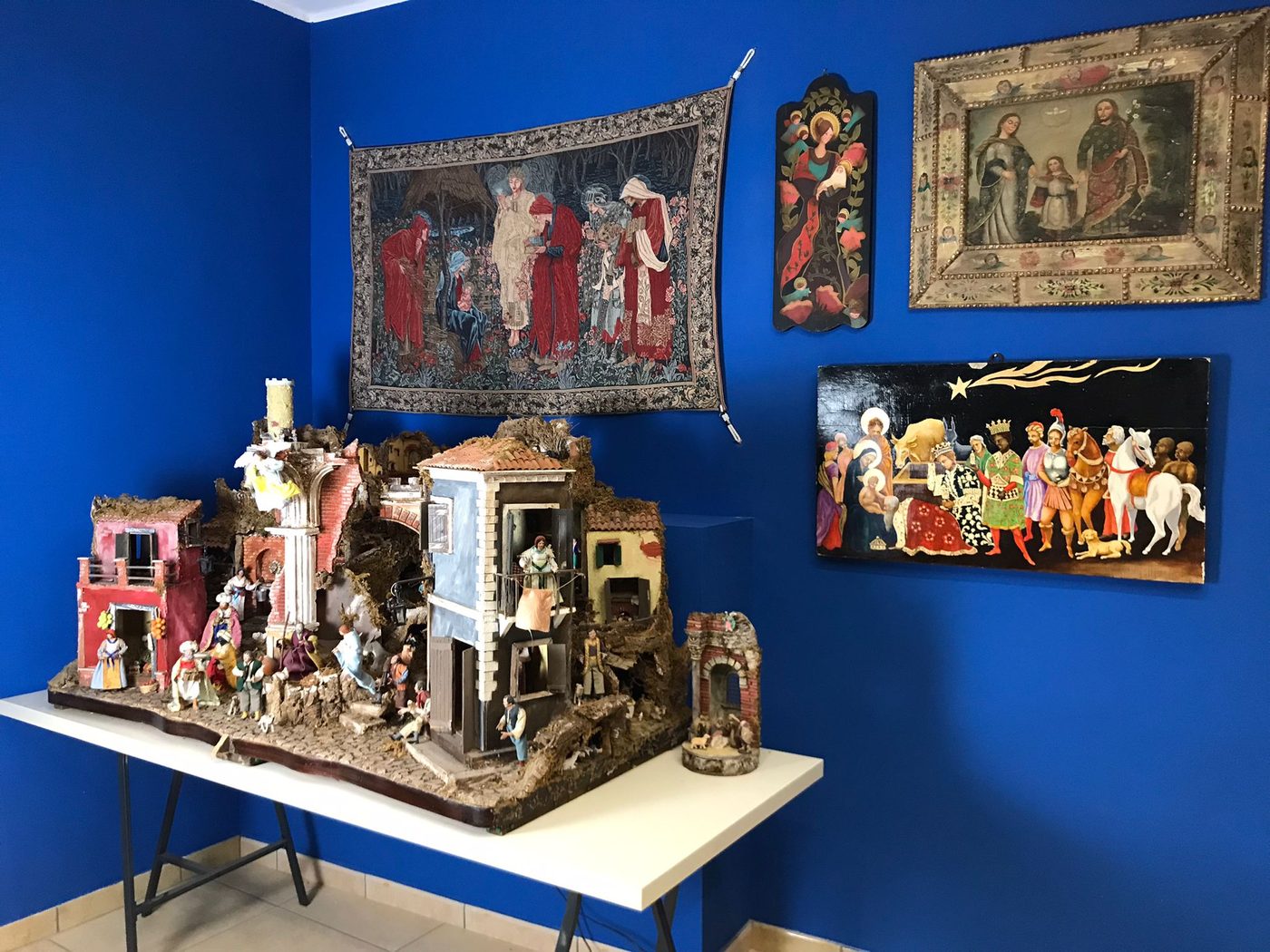 Presepe calabrese con arazzi alle pareti