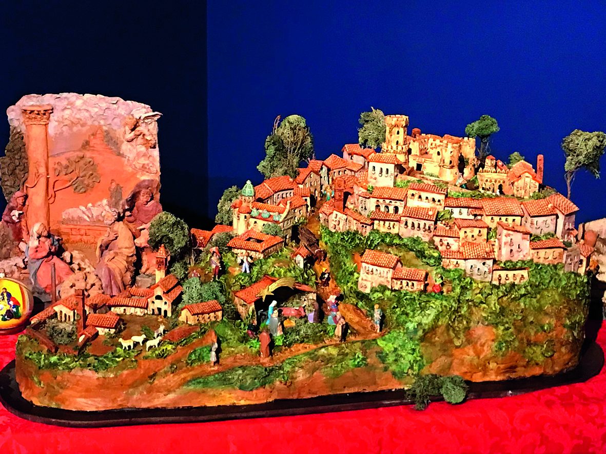 Rappresentazione presepiale in ceramica di Corigliano con la cinta muraria