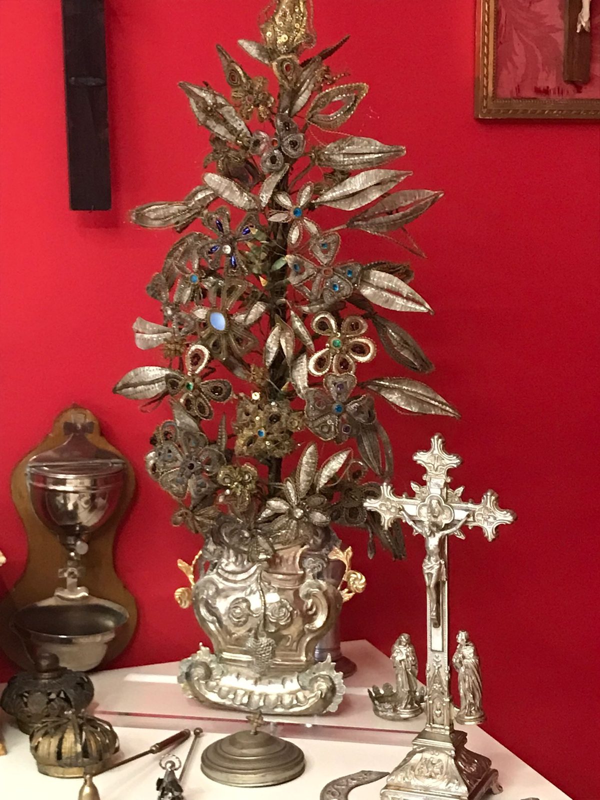 Vaso d’altare in argento con fiori in filigrana