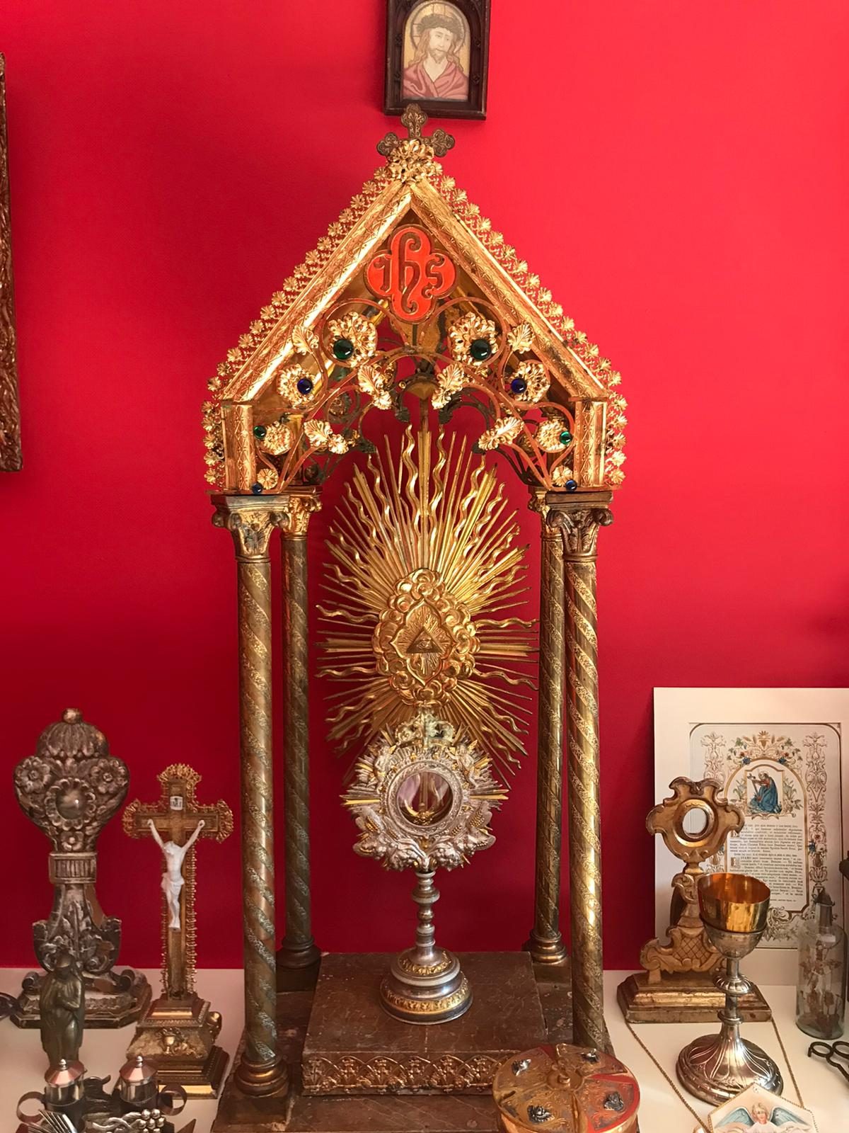 Tabernacolo dorato e oggetti liturgici nella Sala E
